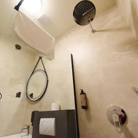 Iva Old Town ホテル